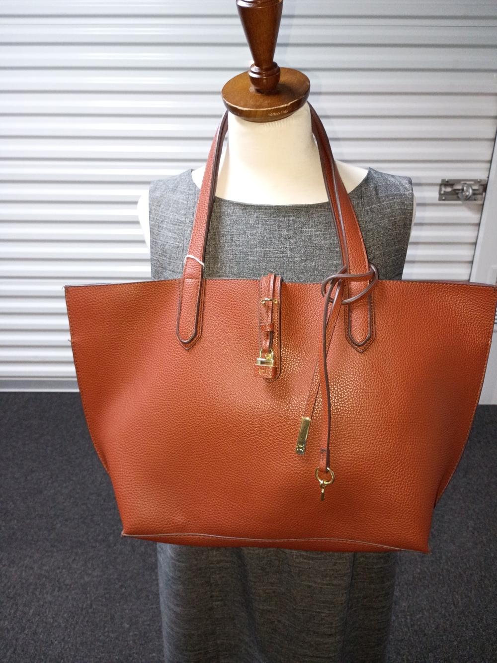 Tutilo Classic Pebbled Leather Tote Bag in Cognac